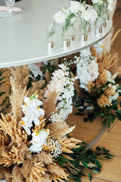 Foto huwelijksdecor voor jonggehuwden bij een banket. droogbloemenbloemisterij met bohostijl.