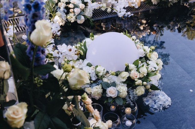 Huwelijksdecoratie ceremonie Kroonluchter in de bloemenboog