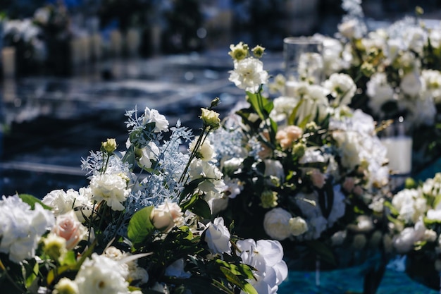 Huwelijksdecoratie ceremonie Kroonluchter in de bloemenboog