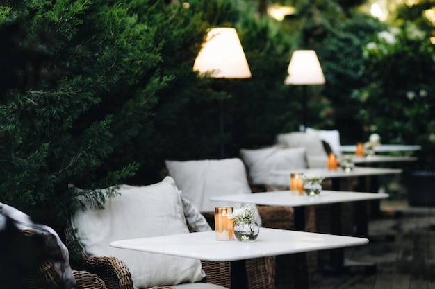 Huwelijksdecoratie ceremonie Kroonluchter in de bloemenboog