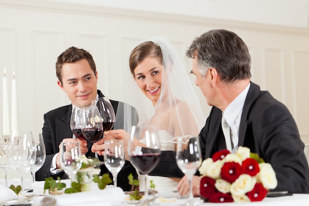 Huwelijksfeest tijdens het diner