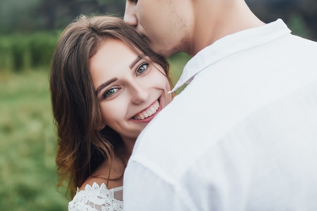 Huwelijksfotografie. Man kust haar vrouw!