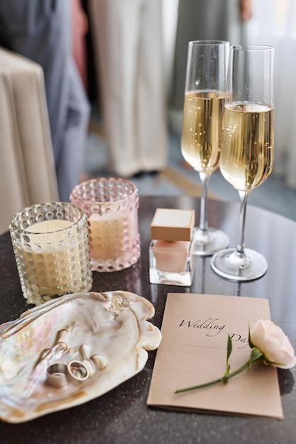 Huwelijkssamenstelling met twee cocktails, fluiten champagne en andere items