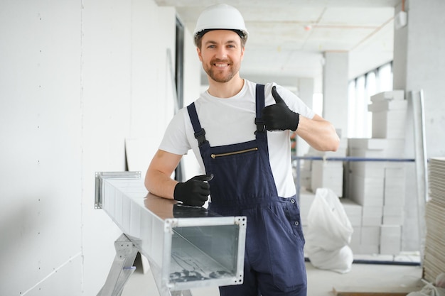 Hvac-servicemedewerker installeert een leidingsysteem voor ventilatie en airconditioning