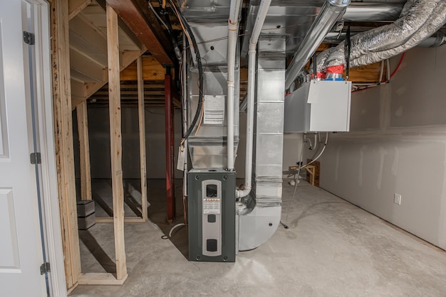 Foto hvac-systeem in een utiliteitskastkamer van de kelder van het huis met witte markeringen op de muur