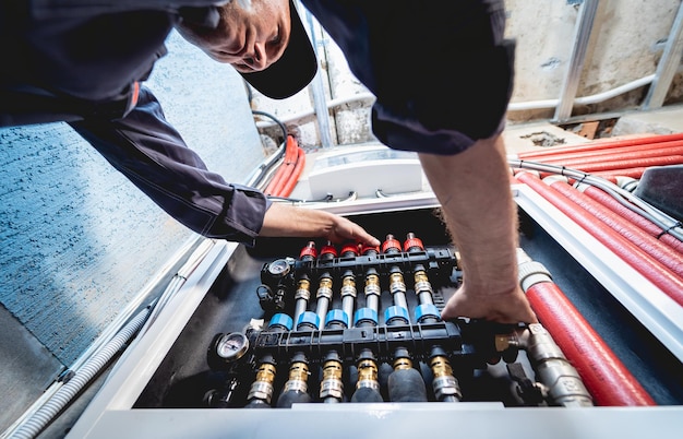 Hvac-technicus onderhoudt verwarmings- en koelsysteem thuis