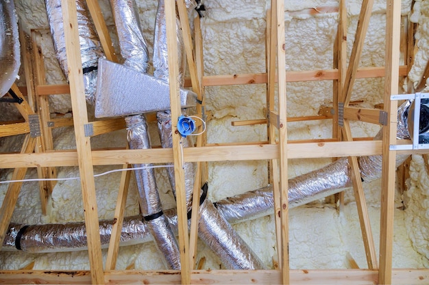 Hvac ventilatie wordt geïnstalleerd airconditioning op het dak van het huis thermische isolatie een nieuw huis