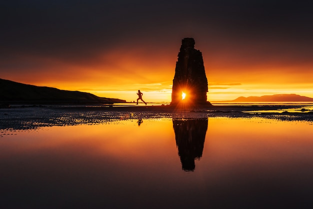 Hvitserkur 15 m hoogte. Is een spectaculaire rots in de zee aan de noordkust van IJsland. deze foto weerspiegelt in het water na de middernachtzonsondergang.