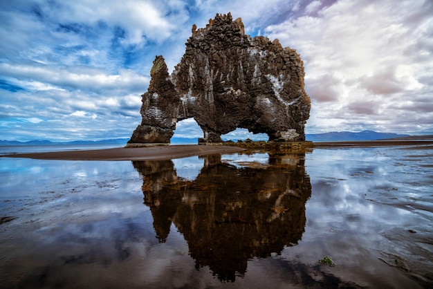 Hvitserkur - de unieke basaltrots in IJsland.