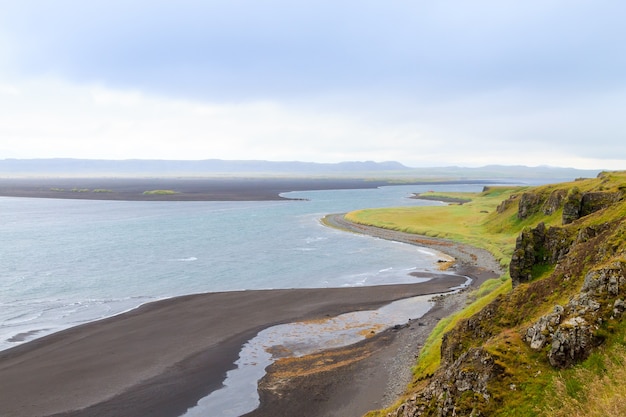 Фото Морской стек хвицеркюр, исландия. пляж с черным песком. ориентир северной исландии