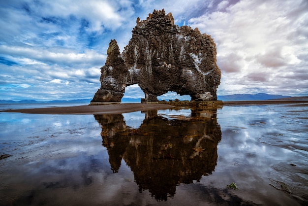 Hvitserkur - l'eccezionale roccia basaltica in islanda.