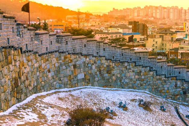 한성 요새 (Hwaseong Fortress) 는 한국의 수원시의 전통 건축물이다.