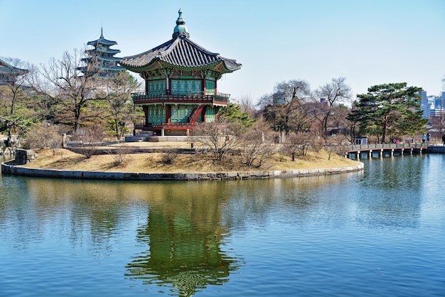 韓国のソウルの景福宮にある湖の人工島にある香遠亭パビリオン