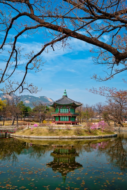 Фото Павильон hyangwonjeong, дворец кёнбоккун, сеул, южная корея