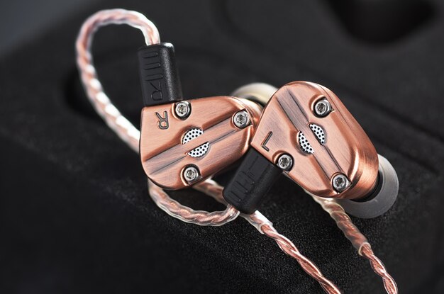 Hybrid dynamic driver balanced armature earbuds. Copper metallic color