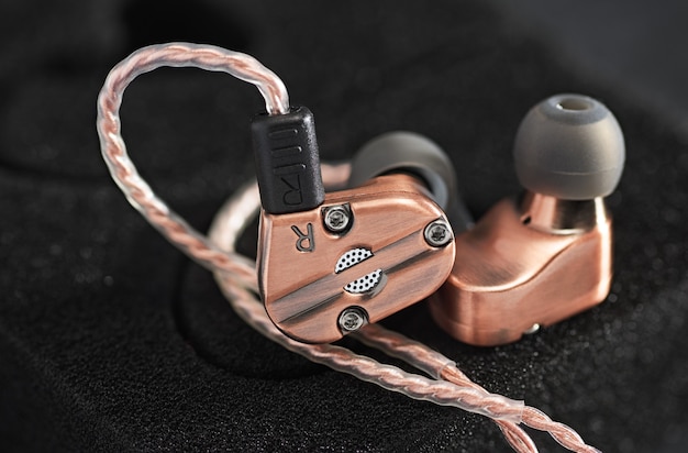 Hybrid dynamic driver balanced armature earbuds. Copper metallic color.