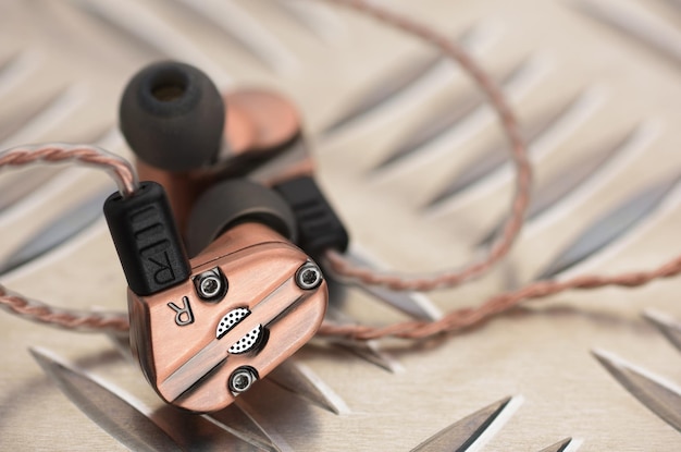 Hybrid dynamic driver balanced armature earbuds on the metal plate