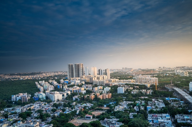 ハイデラバードの都市の建物とインドのスカイライン