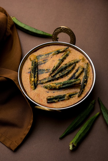 Hyderabadi Bhindi ka Salan of Okra salan gemaakt met damesvingers of ochro. Hoofdgerecht recept uit India. geserveerd in een kom. selectieve focus