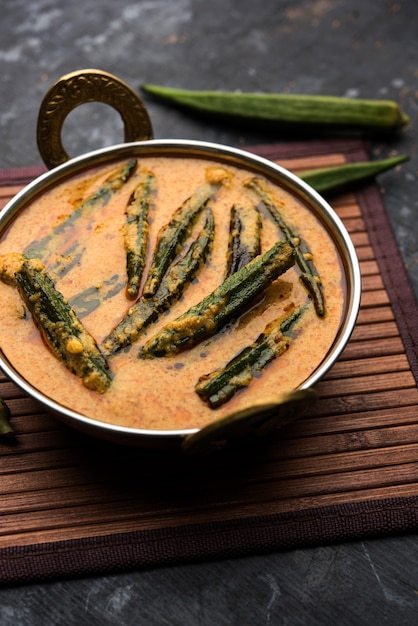 Hyderabadi Bhindi ka Salan of Okra salan gemaakt met damesvingers of ochro. Hoofdgerecht recept uit India. geserveerd in een kom. selectieve focus