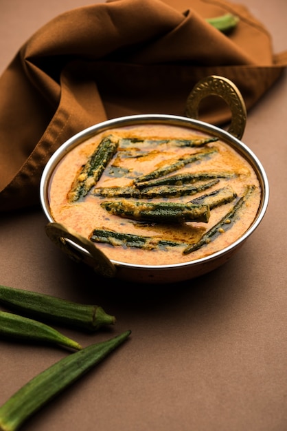 하이데라바디 빈디 카 살란(Hyderabadi Bhindi ka Salan) 또는 오크라 살란(Okra salan)은 여성용 손가락이나 오크로를 사용하여 만듭니다. 인도의 메인 코스 레시피. 그릇에 제공됩니다. 선택적 초점