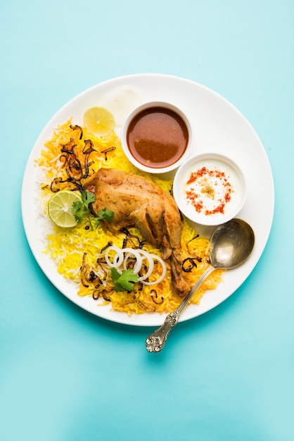 Hyderabadi kip of dum biryani, geserveerd in een kadhai of bowl met yoghurtdip. selectieve focus