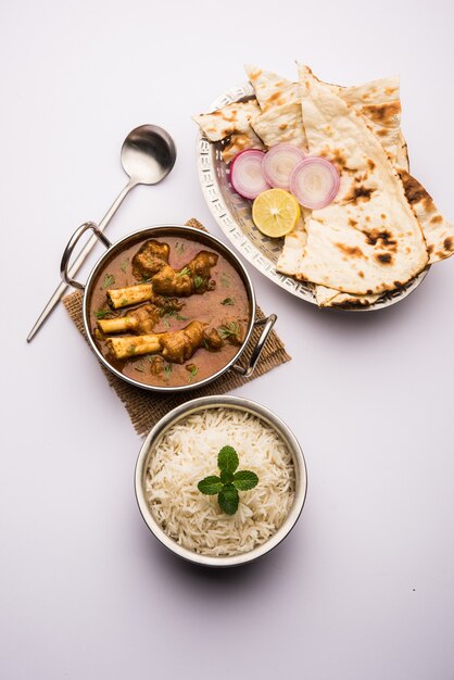 Hyderabadi Mutton Paya, Nehari, nazari 또는 Nihari Masala. 난과 쌀과 함께 제공됩니다.