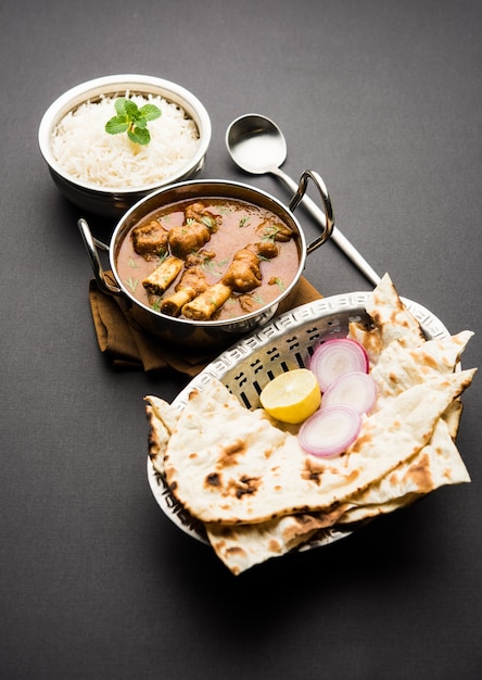 Hyderabadi Mutton Paya, Nehari, nazari 또는 Nihari Masala. 난과 쌀과 함께 제공됩니다.