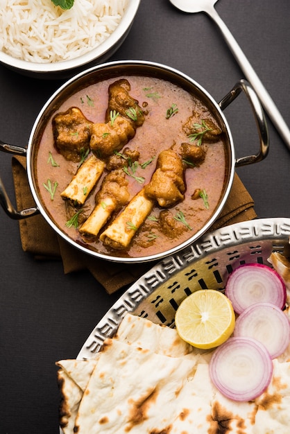 Hyderabadi Mutton Paya, Nehari, nazari 또는 Nihari Masala. 난과 쌀과 함께 제공됩니다.