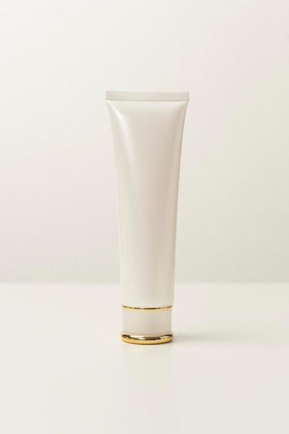 Hydraterende crème fles over witte achtergrond studio verpakking en huidverzorging schoonheid concept