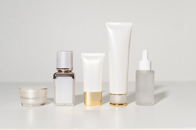 Hydraterende crème fles over witte achtergrond studio verpakking en huidverzorging schoonheid concept