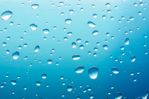 Hydraterende vloeibare blauwe druppels Cosmetische toner of waterdruppels Hyaluron serum Bubbels