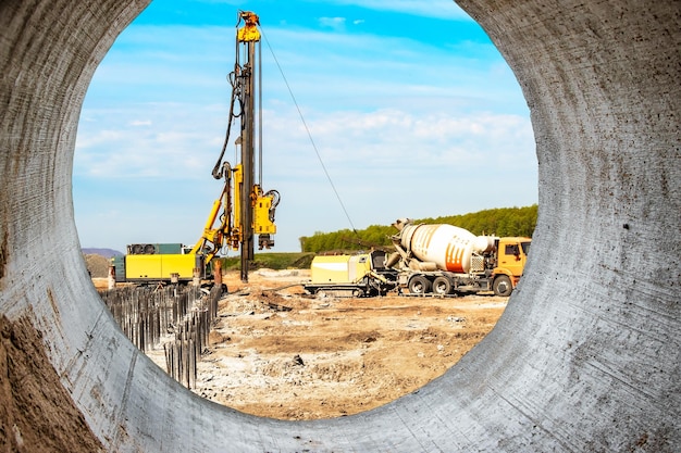 Photo hydraulic drilling machine at the construction site makes piles pile field modern drilling rig