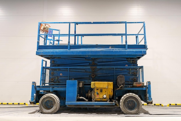 Photo hydraulic lifting platform on the construction site