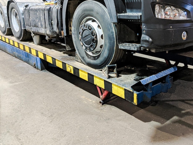 Foto una piattaforma idraulica per il sollevamento del camion del carico manutenzione del camion nel servizio di riparazione