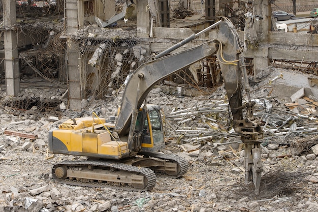 Photo hydraulic scissor excavator sorts scrap metal