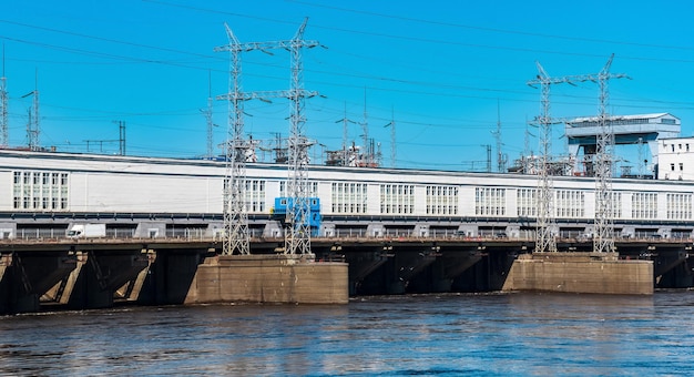 Hydro-elektrische dam op een weids uitzicht op de rivier vanaf de stroomafwaarts