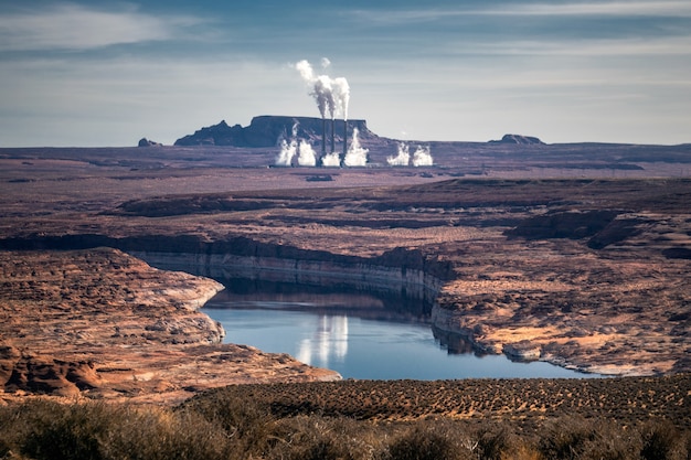 米国アリゾナ砂漠の水力発電所。
