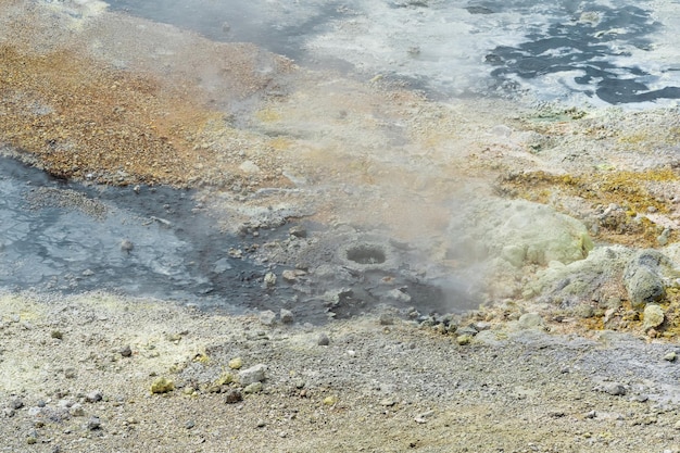 Uscita idrotermale sulla riva del lago caldo nella caldera del vulcano golovnin sull'isola di kunashir