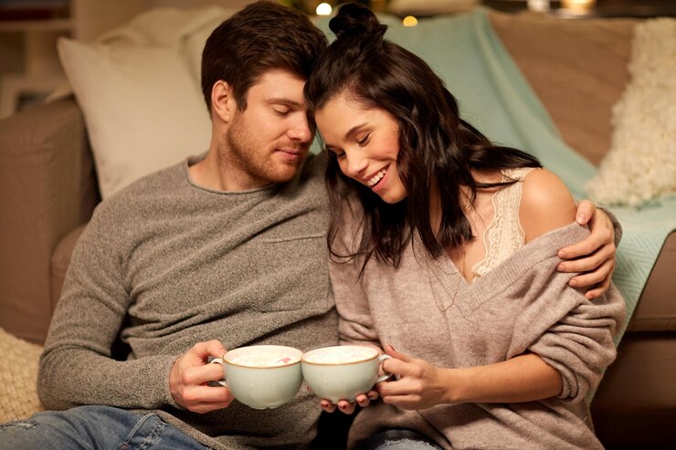 Photo hygge leisure and people concept happy couple drinking cacao with marshmallow at home