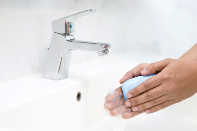 Hygiëne Handen reinigen Handen wassen met zeep onder de kraan met water Vuil betalen