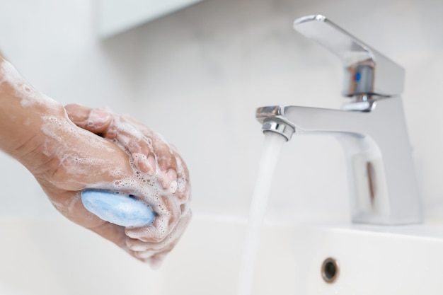 Hygiëne Handen reinigen Handen wassen met zeep onder de kraan met water Vuil betalen