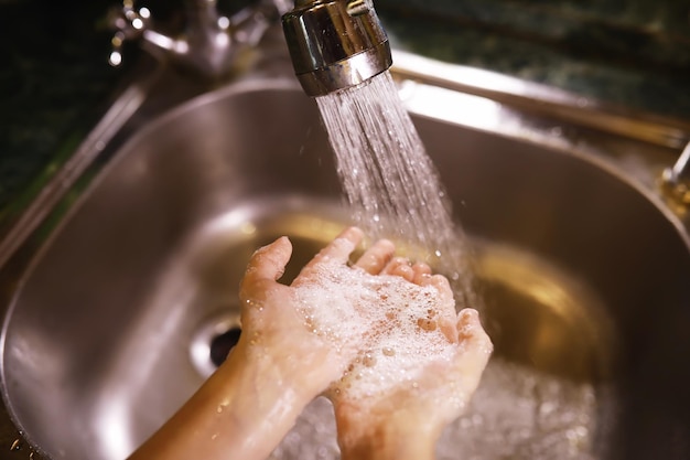 Hygiëne regels. Handen wassen voor de maaltijd. Antibacteriële behandeling van handen met zeep. Een manier om virusinfectie te voorkomen. Coronavirus bescherming.