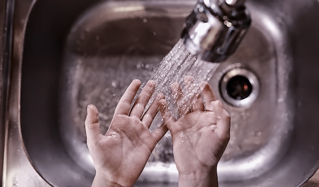Правила гигиены. Мытье рук перед едой. Антибактериальная обработка рук с мылом. Способ предотвращения заражения вирусом. Коронавирус защита.