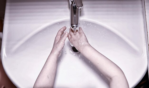 Фото Правила гигиены. мытье рук перед едой. антибактериальная обработка рук с мылом. способ предотвращения заражения вирусом. коронавирус защита.