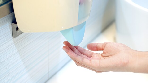 Hygiëneconcept Handen wassen met zeep in de gootsteenDeksel voor virusbescherming