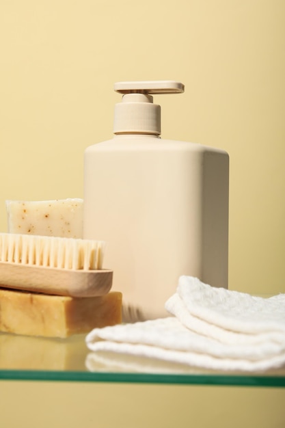 Hygiëneproducten op de plank in de badkamer