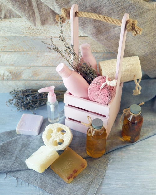 Hygiëneproducten voor lichaamsverzorging en reinheid gezonde oliën en tincturen een boeket lavendel