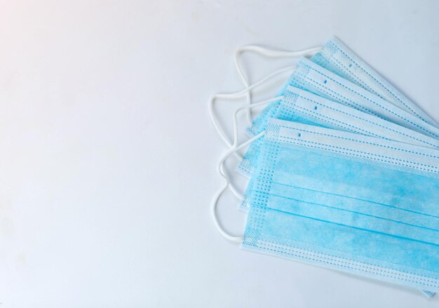 Hygiënisch gezichtsmasker op een geïsoleerde witte achtergrond concept van beschermend coronavirus