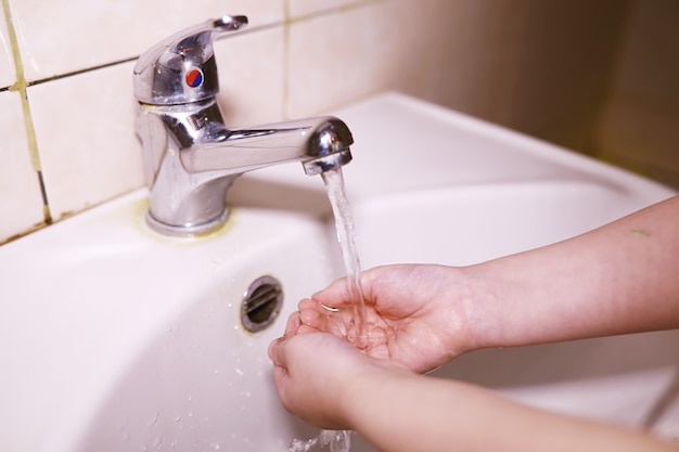 Hygiënische regels. Handen wassen voor de maaltijd. Antibacteriële behandeling van handen met zeep. Een manier om virusinfectie te voorkomen. Coronavirus bescherming.